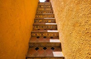 mexique, bâtiments colorés et rues de san miguel de allende dans le centre-ville historique photo