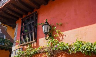 colombie, pittoresques rues colorées de cartagena dans le quartier historique de getsemani près de la ville fortifiée photo