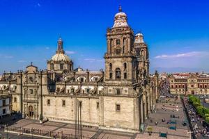 mexico, cathédrale métropolitaine de l'assomption de la bienheureuse vierge marie dans les cieux, une cathédrale mexicaine historique sur la place principale du zocalo photo