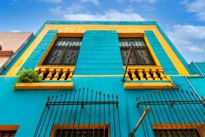mexique, monterrey, bâtiments historiques colorés dans le centre de la vieille ville, barrio antiguo, une célèbre attraction touristique photo