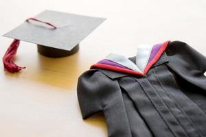 université, étudiant adulte, l'obtention du diplôme, robe de graduation, école secondaire photo