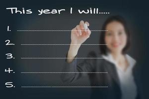 belles résolutions de femme d'affaires pour la liste des objectifs du nouvel an photo