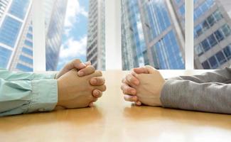 négociation de deux hommes d'affaires avec les mains jointes au bureau. photo