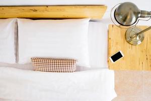 maison intérieure, détail de la chambre à coucher moderne en bois photo