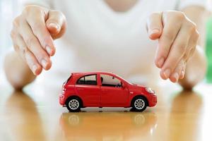 femme tenant un modèle de voiture dans ses mains, gros plan photo