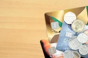 cartes de crédit, pièces de monnaie, vue rapprochée photo