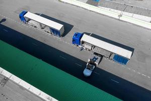 chargement de produits de camion dans la vue de dessus du centre logistique photo