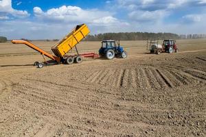 semer et labourer au printemps photo