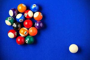 boules de billard dans une table de billard bleue. image horizontale vue du dessus. photo