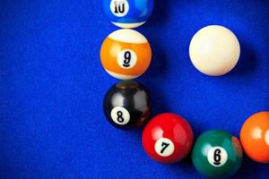 boules de billard dans une table de billard bleue. image horizontale vue du dessus. photo