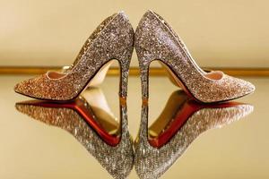 chaussures de luxe élégantes de mariage sur une table miroir, mise au point sélective. photo