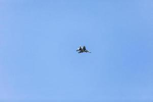 avion blanc militaire volant dans le ciel bleu. mise au point sélective. photo