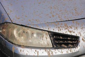 éclaboussures de boue. gros plan d'un phare sale de voiture grise avec des éclaboussures boueuses. concepts de lavage de voiture. -texture de fond. photo