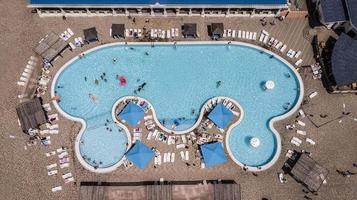 piscine avec personnes vue aérienne d'en haut avec drone photo