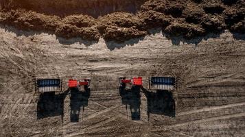 deux tracteurs près d'un tas d'engrais organique vue de dessus photo