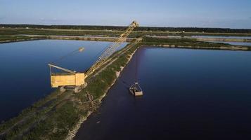 pelle travaillant dans des usines de traitement des eaux usées photographie aérienne avec drone photo