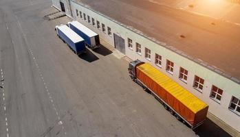 les camions attendent d'être chargés au centre logistique photo