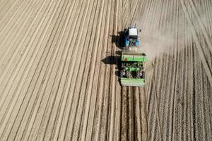 récolter des pommes de terre dans les champs d'un agriculteur pour se nourrir. vue aérienne. photo