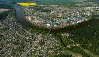 panorama de la ville près de la rivière vue de dessus photo