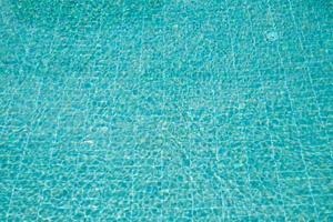 éclat de l'eau de la piscine vert émeraude photo