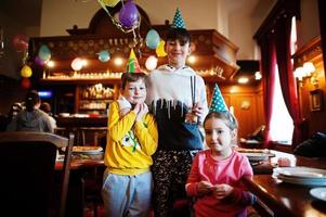 trois enfants à la fête d'anniversaire. photo