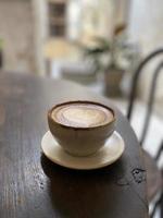 tasse de café chaud sur une table en bois photo