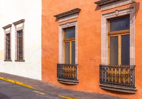 morelia, michoacan, rues colorées et maisons coloniales dans le centre-ville historique de morelia, l'une des principales attractions touristiques de la ville photo