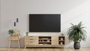 tv led sur le mur blanc du salon, design minimaliste.