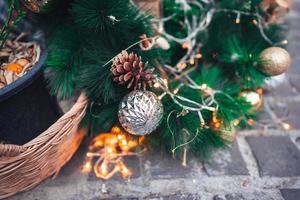 décor de sapin de noël avec pomme argentée. photo