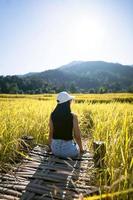 voyageur solo femme adulte se détendre dans la rizière. photo