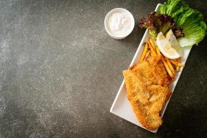 fish and chips - filet de poisson frit avec chips de pommes de terre photo