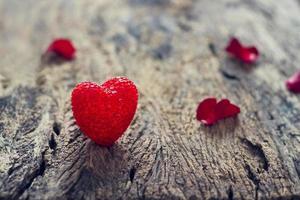 fond de saint valentin avec coeur sur fond de bois grunge photo