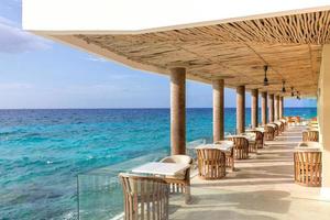 mexique, cafés et restaurants de la plage de cozumel avec vue panoramique sur l'océan et plats et boissons nationaux photo