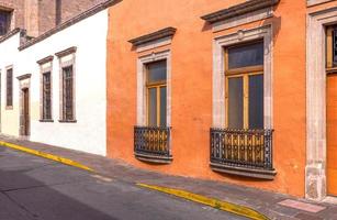 morelia, michoacan, rues colorées et maisons coloniales dans le centre-ville historique de morelia, l'une des principales attractions touristiques de la ville photo