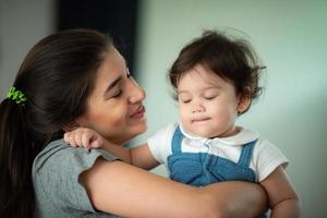 jeune mère et enfant bébé sont heureux à la maison, concept de famille d'enfance avec maman caucasienne et petit garçon, mode de vie des soins aux nouveau-nés