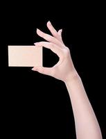 jeune fille propre d'asie main tenant un modèle de carte de papier kraft brun vierge isolé sur fond noir, chemin de détourage, gros plan, maquette, découpe photo