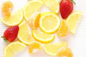 citron, mandarine, fraise sur table, fond de fruits photo