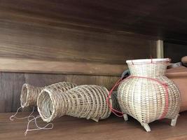 piège à poisson traditionnel d'asie, fabriqué à partir de bois de bambou., thaïlande. photo