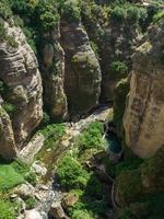 ronda, andalousie, espagne, 2014. vue de la gorge à ronda andalousie espagne le 8 mai 2014 photo