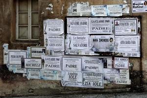 Arzachena, Sardaigne, Italie, 2015. affiches sur un mur à arzachena photo