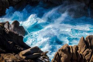 vagues battant le littoral à capo testa photo