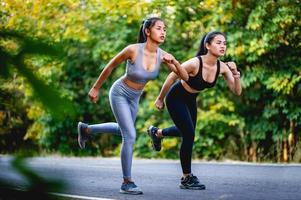 les femmes s'exercent joyeusement pour une bonne santé. notion d'exercice photo