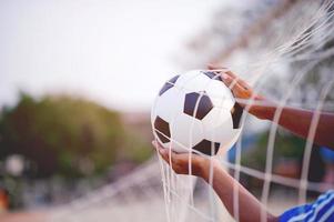 l'image recadrée des sportifs qui attrapent le ballon et le terrain de football. concept d'image sportive. photo