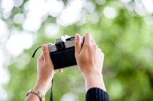 concept de photographie de coups de main et de caméra avec espace de copie photo