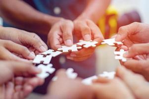 le travail d'équipe, les mains et la scie sauteuse s'unissent au pouvoir est une bonne équipe de personnes qui réussissent concept de travail d'équipe photo