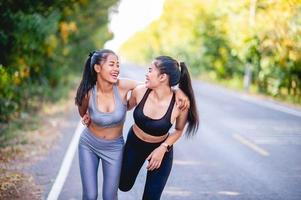 les femmes s'exercent joyeusement pour une bonne santé. notion d'exercice photo