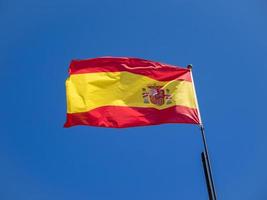marbella, andalousie, espagne, 2014. drapeau espagnol battant à marbella espagne le 4 mai 2014 photo