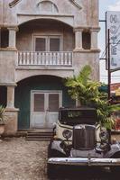 voiture vintage garée devant l'ancien hôtel. yogyakarta, indonésie-mars 2022 photo