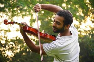 musicien jouant du violon. concept de musique et de tonalité musicale. photo