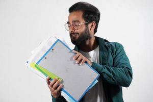 un jeune homme avec des livres et des carnets de notes - concept d'éducation , sur fond blanc photo